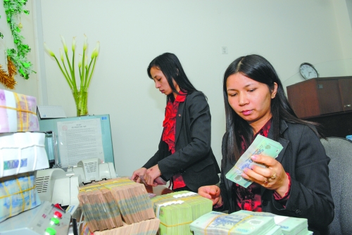 Hỗ trợ tăng trưởng: Ngân hàng nặng gánh