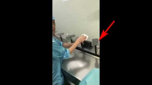 Lộ cảnh công nhân đang lắp ráp iPhone 8