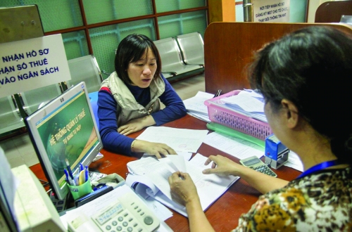 Cần gắn thuế với chi tiêu và tinh giản biên chế