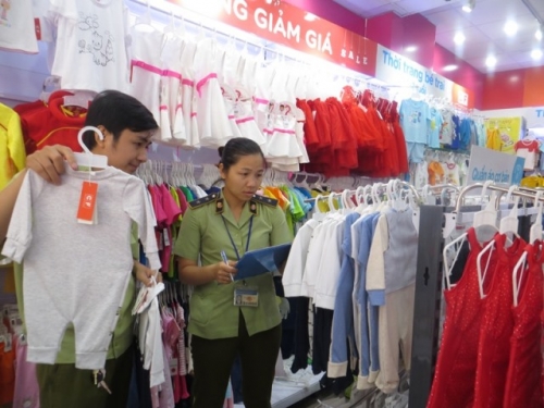 Khẩn trương kiểm tra hàng hóa của Con Cưng Khẩn trương kiểm tra hàng hóa của Con Cưng