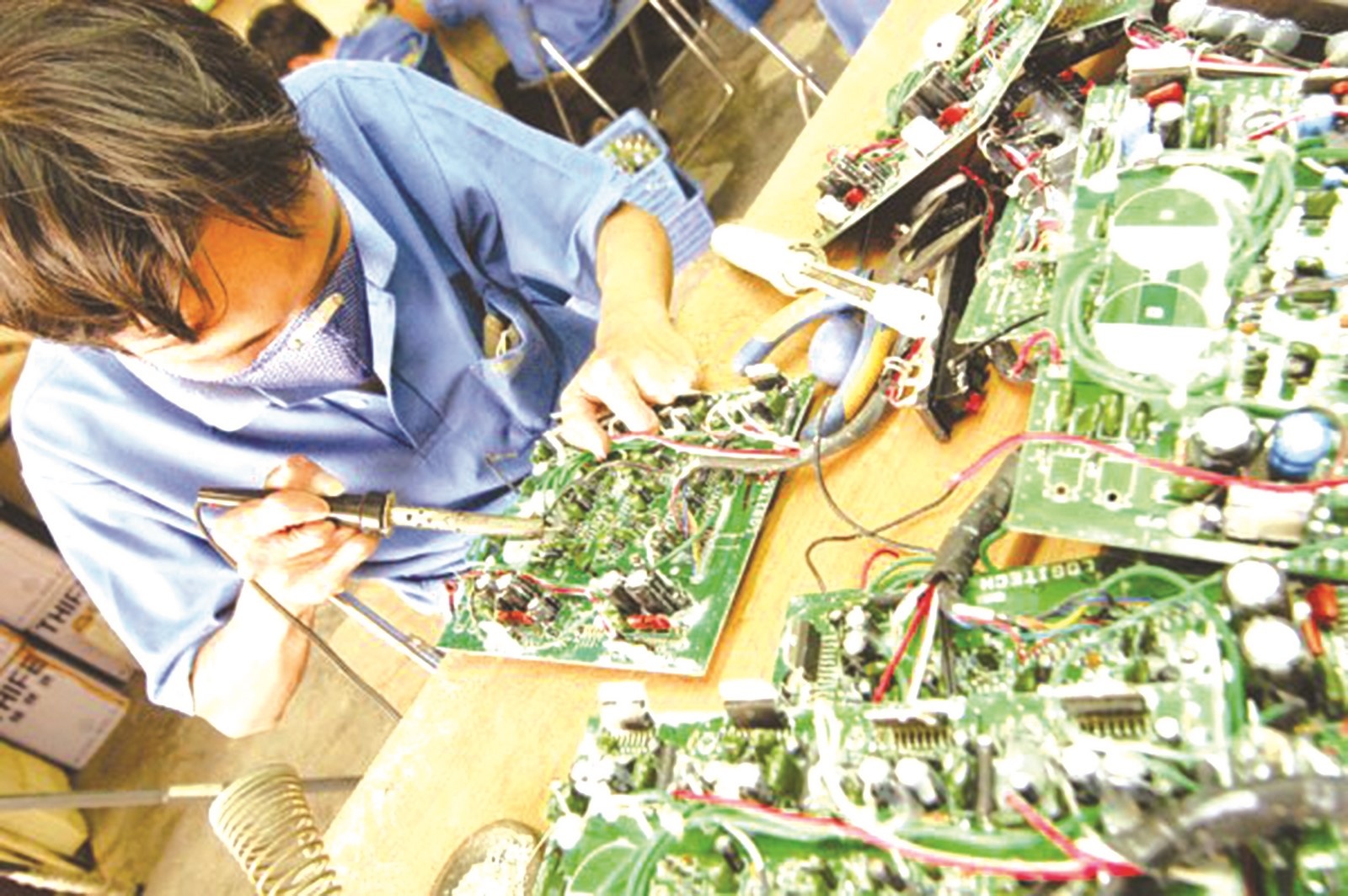 Hàng điện tử điện máy - bức tranh tương phản