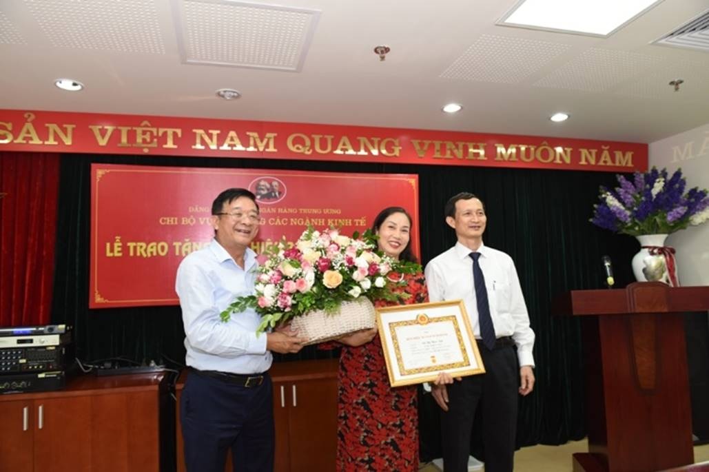 trao tang huy hieu 30 nam tuoi dang cho dang vien chi bo vu tin dung cac nganh kinh te
