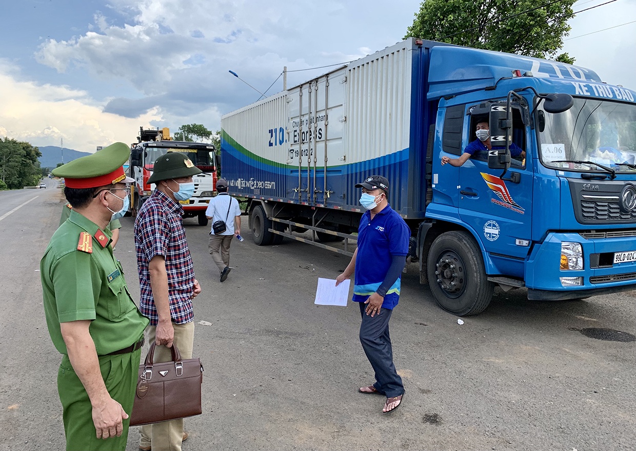 doanh nghiep la mot luc luong thuc hien muc tieu kep khong phai doi tuong bi kiem soat