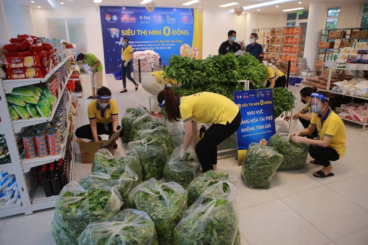 "Siêu thị mini 0 đồng" đến với Tây Hồ - virus đi xa, tình người ở lại mo hinh sieu thi mini 0 dong virus di xa tinh nguoi o lai