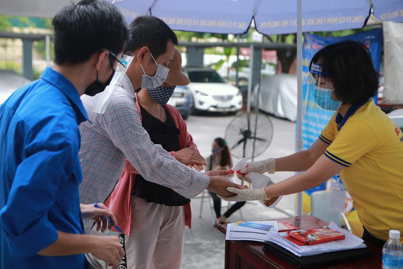 "Siêu thị mini 0 đồng" đến với Tây Hồ - virus đi xa, tình người ở lại mo hinh sieu thi mini 0 dong virus di xa tinh nguoi o lai