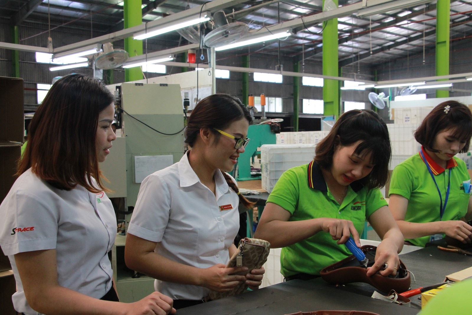 agribank cat giam manh loi nhuan ho tro khach hang vuot kho