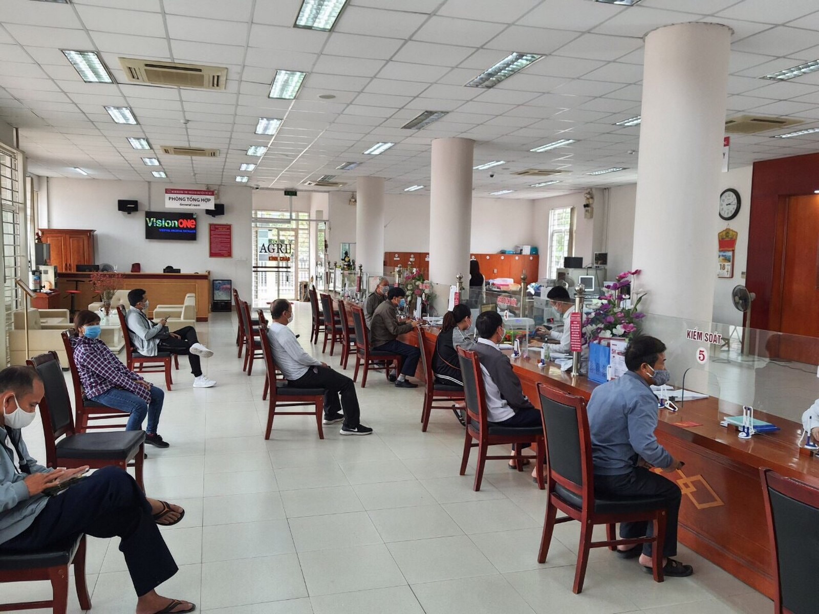 agribank cat giam manh loi nhuan ho tro khach hang vuot kho