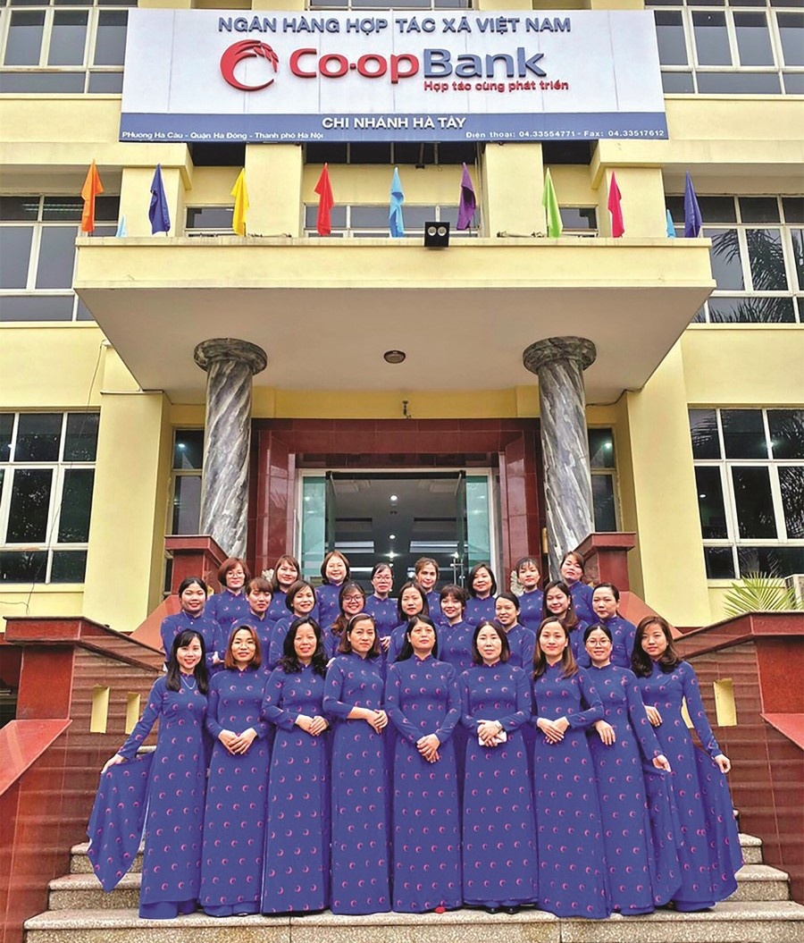 Ngân hàng Hợp tác chi nhánh Hà Tây: Vững vàng trong “sóng gió” ngan hang hop tac xa viet nam chi nhanh ha tay vung vang trong song gio