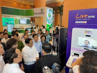 Thủ tướng trải nghiệm LiveBank, Voice pay của TPBank tại sự kiện số ngành Ngân hàng