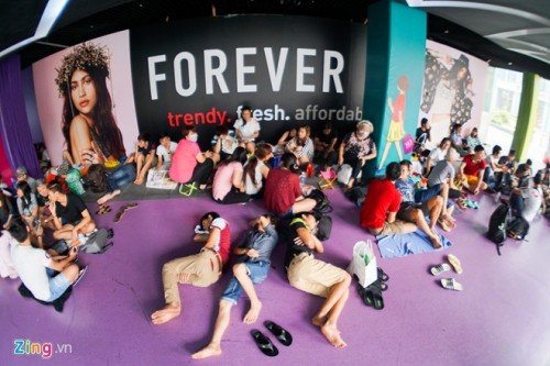 Người Việt thuê xếp hàng mua iPhone 7 giá 100 USD/ngày