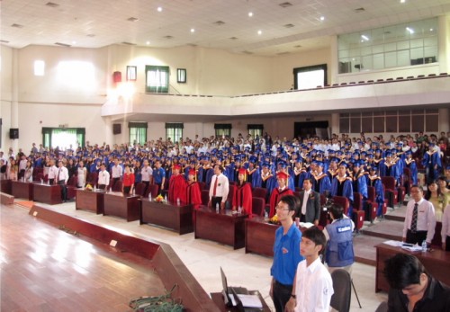 Thống đốc NHNN trao tặng học bổng cho các sinh viên xuất sắc