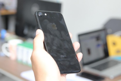 iPhone 7 Jet Black đầu tiên về Việt Nam, giá 32 triệu đồng