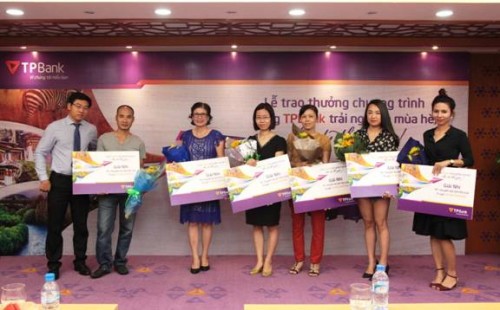 Trao thưởng cho khách hàng may mắn cùng TPBank