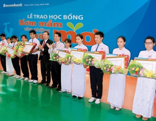Sacombank trao 3.100 suất học bổng cho học sinh, sinh viên