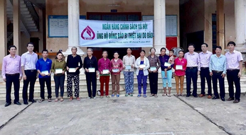 NHCSXH thăm hỏi, tặng quà người dân tỉnh Quảng Bình sau bão số 10