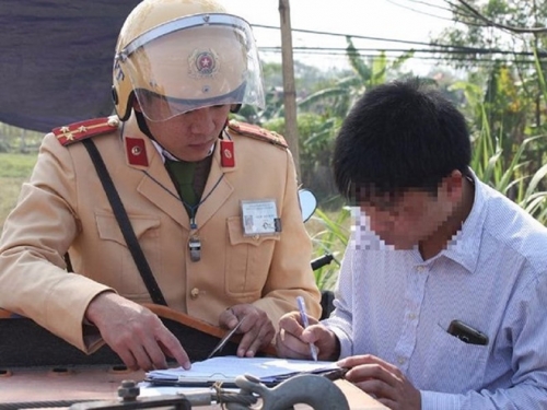 Hết bấm lỗ đến trừ điểm bằng lái
