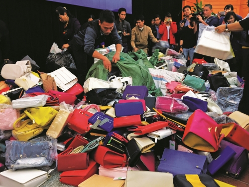 Tràn lan sản phẩm nhái thương hiệu ngoại