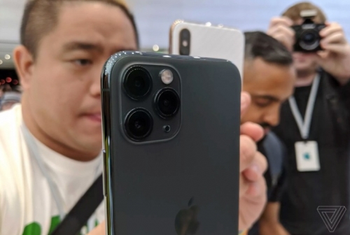 Cận cảnh bộ đôi iPhone 11 Pro và iPhone 11 Pro Max vừa ra mắt Cận cảnh bộ đôi iPhone 11 Pro và iPhone 11 Pro Max vừa ra mắt