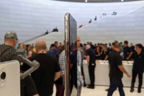 Cận cảnh bộ đôi iPhone 11 Pro và iPhone 11 Pro Max vừa ra mắt Cận cảnh bộ đôi iPhone 11 Pro và iPhone 11 Pro Max vừa ra mắt