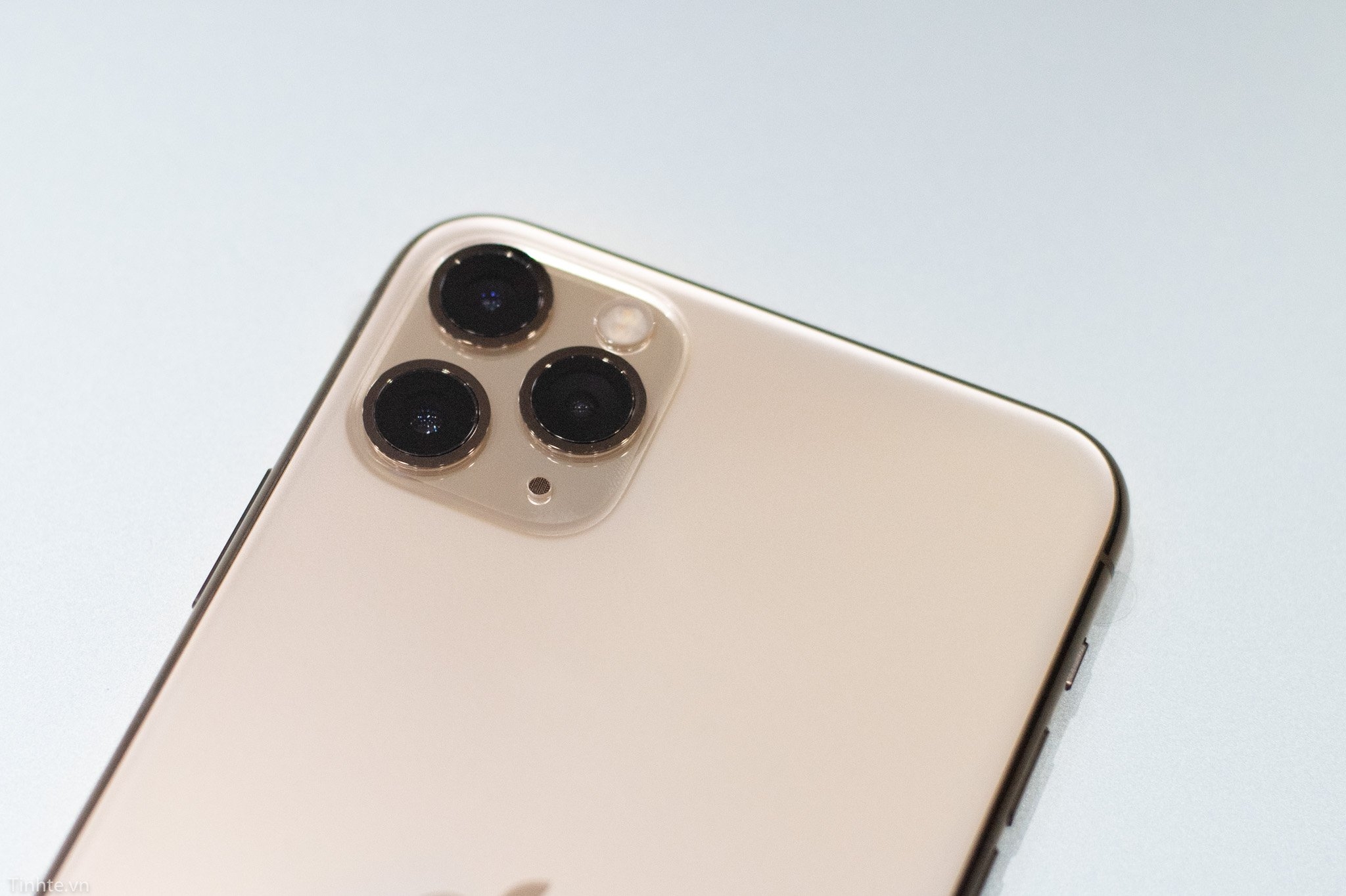 Trên tay iPhone 11 Pro Max: mặt lưng kính nhám rất đẹp, không bám vân tay