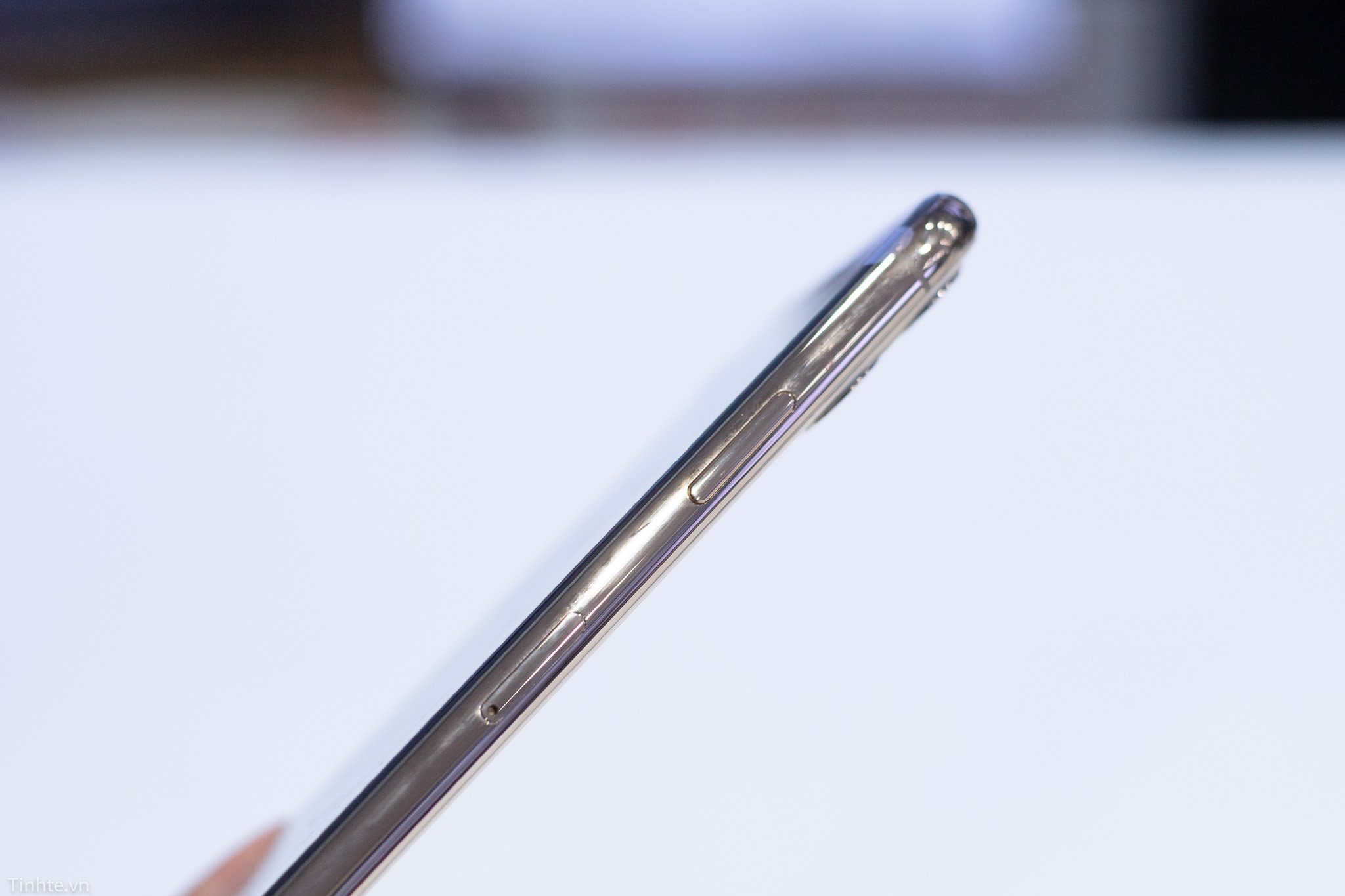 Trên tay iPhone 11 Pro Max: mặt lưng kính nhám rất đẹp, không bám vân tay