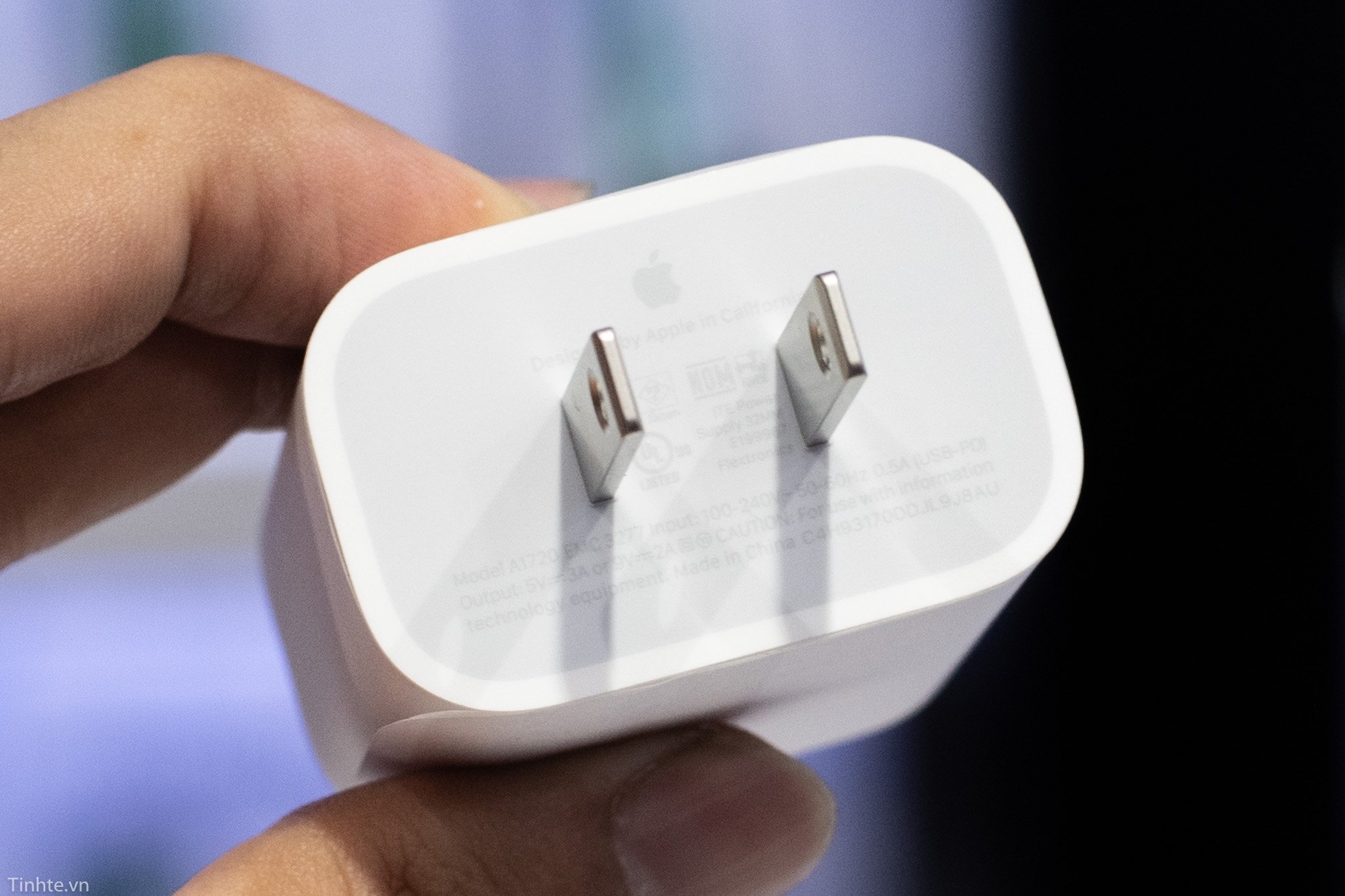 Trên tay iPhone 11 Pro Max: mặt lưng kính nhám rất đẹp, không bám vân tay