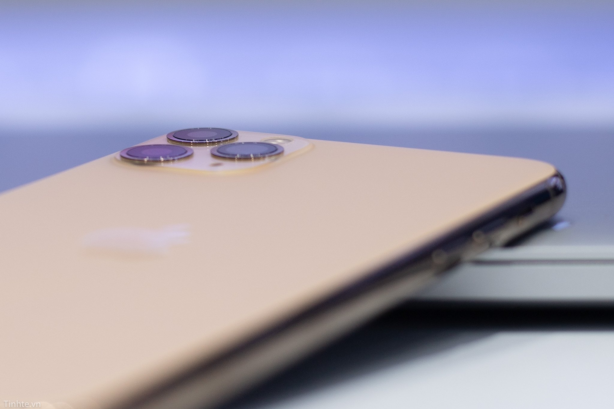 Trên tay iPhone 11 Pro Max: mặt lưng kính nhám rất đẹp, không bám vân tay