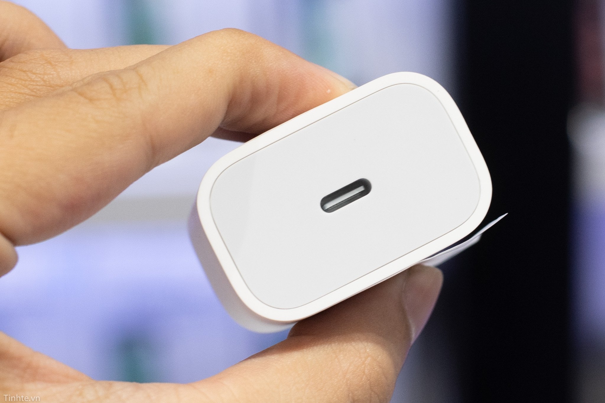 Trên tay iPhone 11 Pro Max: mặt lưng kính nhám rất đẹp, không bám vân tay