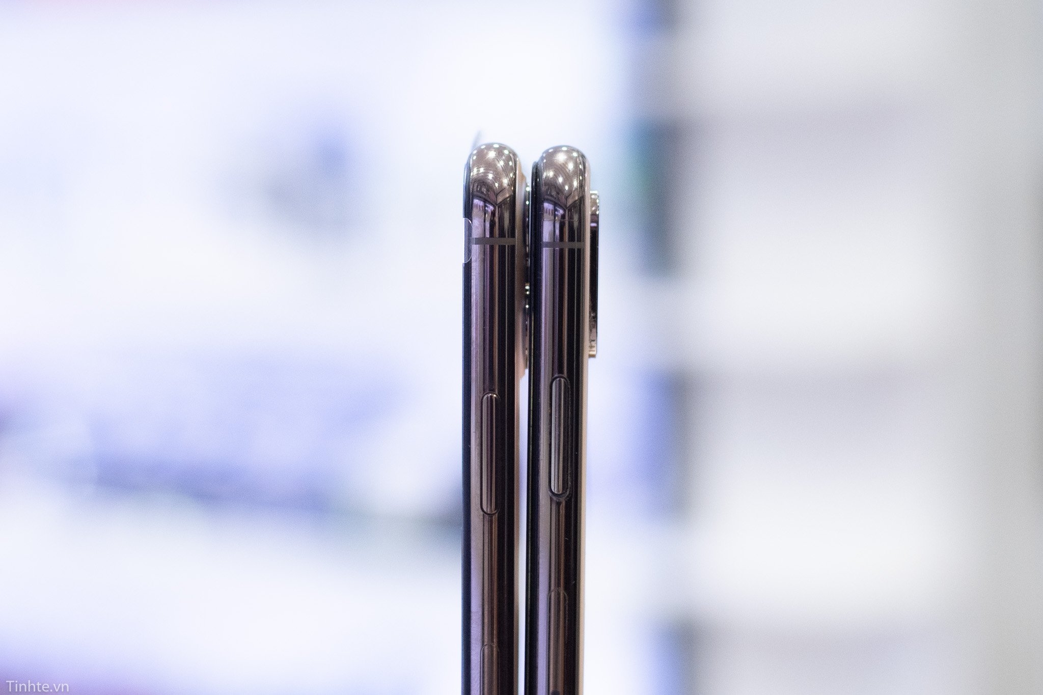 Trên tay iPhone 11 Pro Max: mặt lưng kính nhám rất đẹp, không bám vân tay