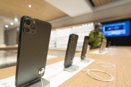 Dân buôn iPhone 11 phá giá lẫn nhau, đẩy giá xuống “cận sàn” Dân buôn iPhone 11 phá giá lẫn nhau, đẩy giá xuống “cận sàn”