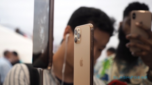 Dân buôn iPhone 11 phá giá lẫn nhau, đẩy giá xuống “cận sàn” Dân buôn iPhone 11 phá giá lẫn nhau, đẩy giá xuống “cận sàn”