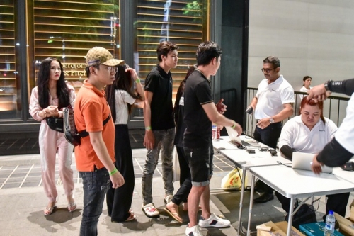 Dân buôn iPhone 11 phá giá lẫn nhau, đẩy giá xuống “cận sàn” Dân buôn iPhone 11 phá giá lẫn nhau, đẩy giá xuống “cận sàn”