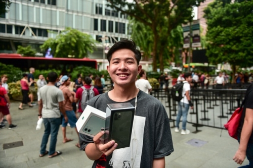 Dân buôn iPhone 11 phá giá lẫn nhau, đẩy giá xuống “cận sàn” Dân buôn iPhone 11 phá giá lẫn nhau, đẩy giá xuống “cận sàn”