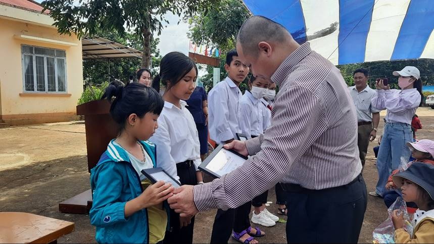 home credit trao hoc bong cho hoc sinh co hoan canh kho khan o dak lak