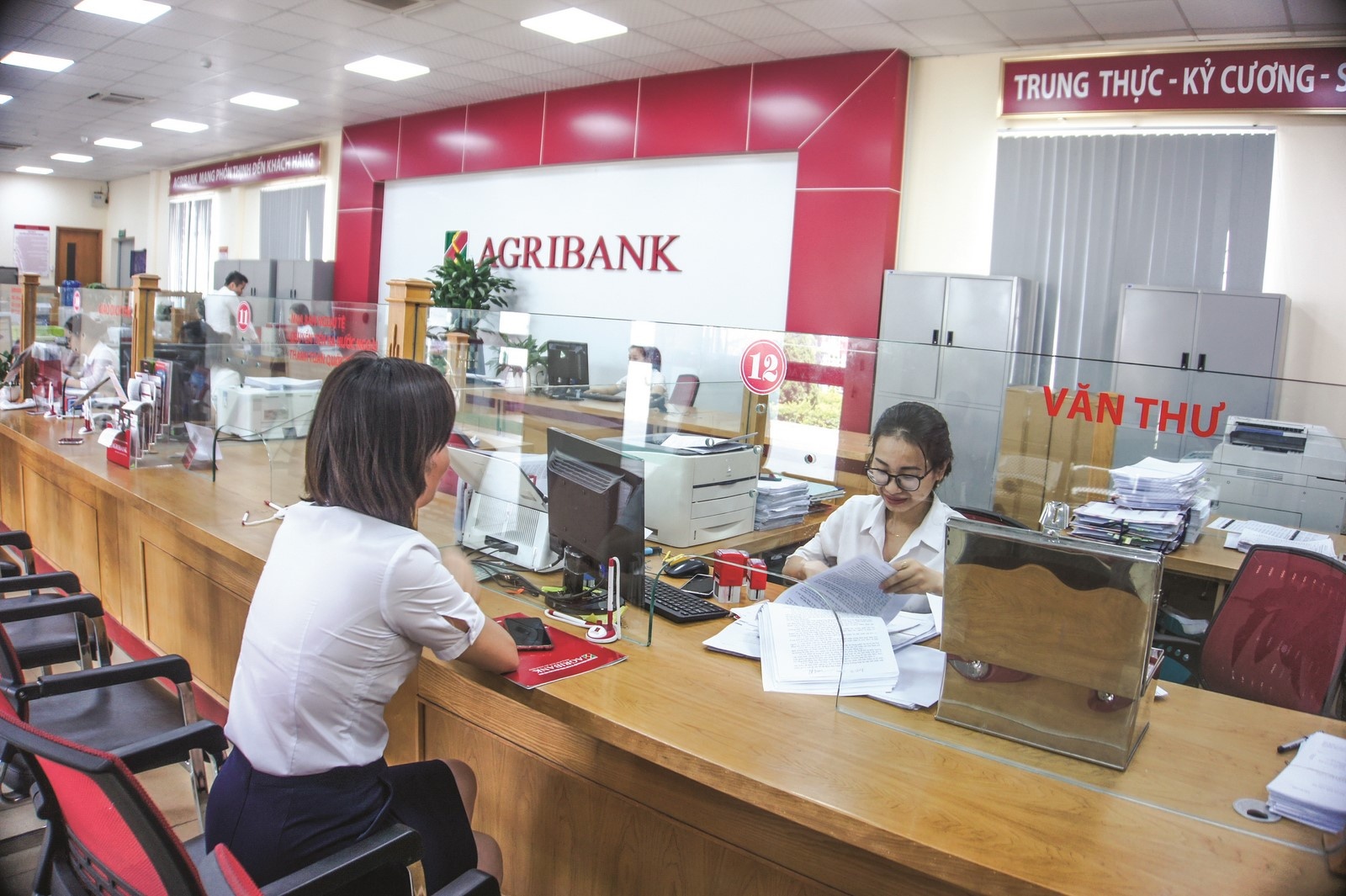 Chia sẻ lợi nhuận, giúp khách hàng vượt khó