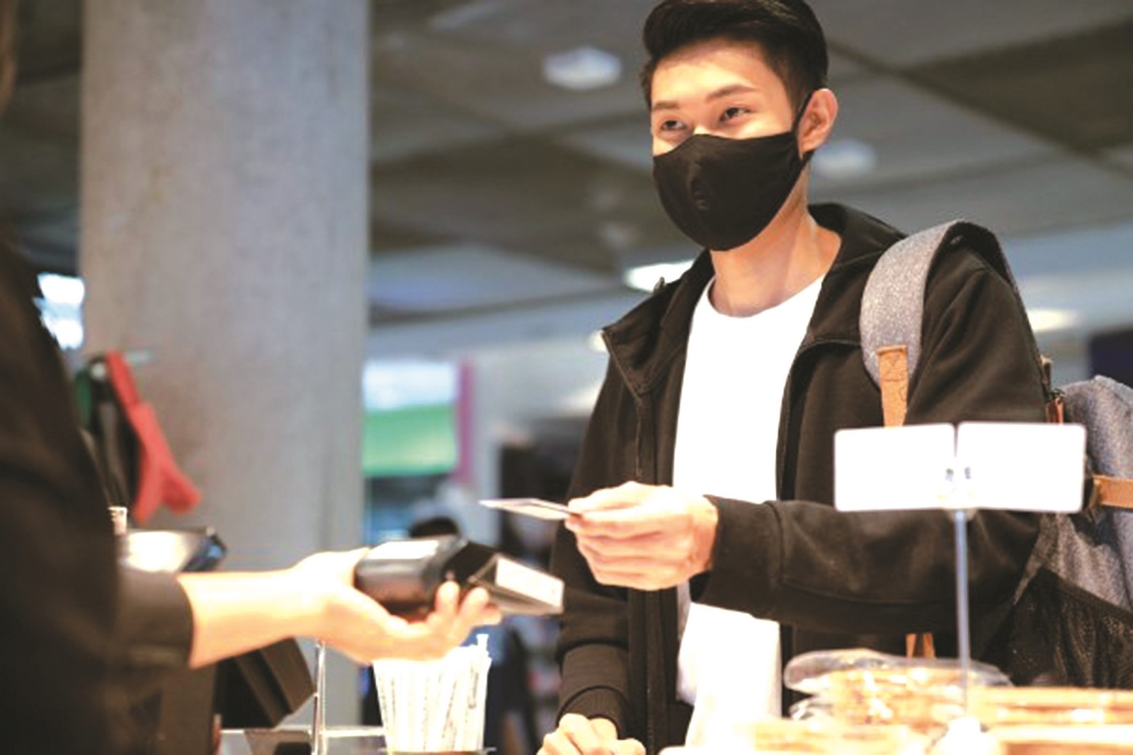 ngan hang chay dua chuyen doi the chip