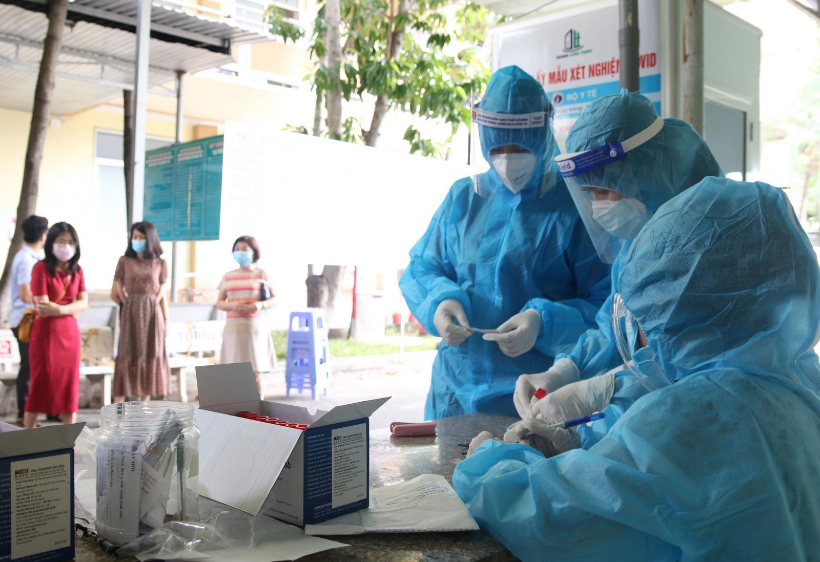 tphcm tiep tuc lay mau xet nghiem de kiem soat dich covid 19