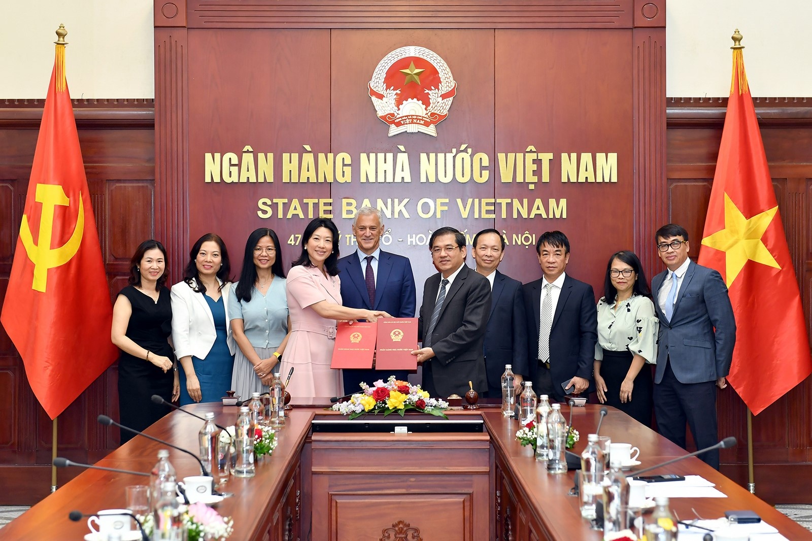 Phó Thống đốc Thường trực Đào Minh Tú tiếp Tổng Giám đốc toàn cầu Ngân hàng Standard Chartered pho thong doc thuong truc dao minh tu tiep tong giam doc toan cau ngan hang standard chartered