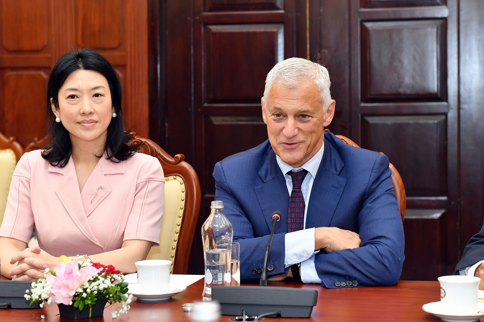 Phó Thống đốc Thường trực Đào Minh Tú tiếp Tổng Giám đốc toàn cầu Ngân hàng Standard Chartered pho thong doc thuong truc dao minh tu tiep tong giam doc toan cau ngan hang standard chartered