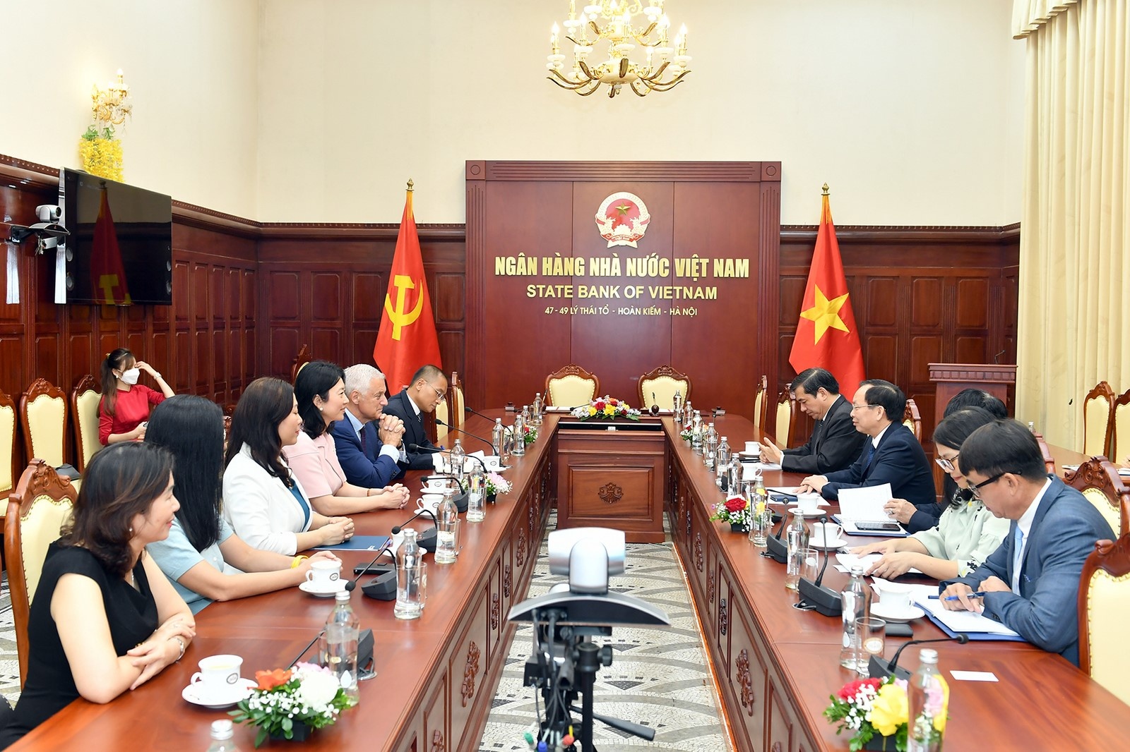 Phó Thống đốc Thường trực Đào Minh Tú tiếp Tổng Giám đốc toàn cầu Ngân hàng Standard Chartered pho thong doc thuong truc dao minh tu tiep tong giam doc toan cau ngan hang standard chartered