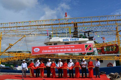 Bàn giao tàu cá vỏ thép cho ngư dân