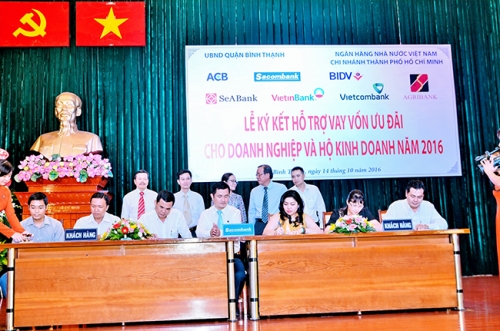 7 NH tài trợ hơn 800 tỷ đồng cho các DN quận Bình Thạnh (TP.HCM) 7 NH tài trợ hơn 800 tỷ đồng cho các DN quận Bình Thạnh (TP.HCM)