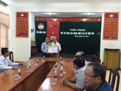 Agribank miền Trung chia sẻ khó khăn với đồng bào vùng lũ