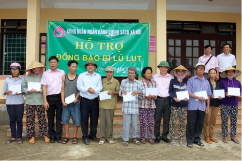 Ngân hàng Chính sách xã hội trao quà hỗ trợ đồng bào vùng lũ miền Trung