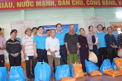 Sacombank dành gần 1 tỷ đồng ủng hộ đồng bào Miền Trung