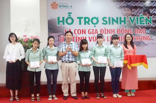 Hỗ trợ sinh viên vùng lũ miền Trung Hỗ trợ sinh viên vùng lũ miền Trung