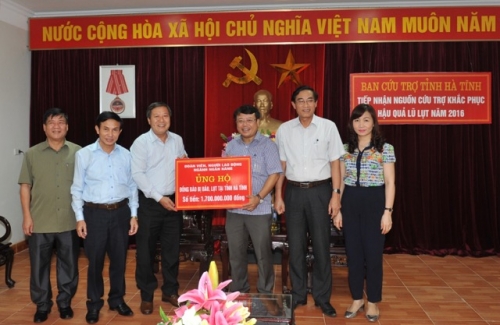Trao 1,7 tỷ đồng khắc phục hậu quả lũ lụt cho Hà Tĩnh