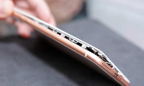 Apple điều tra tình trạng pin iPhone 8 Plus bị phồng rộp Apple điều tra tình trạng pin iPhone 8 Plus bị phồng rộp
