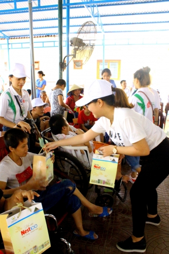 Tặng quà cho trẻ em nghèo trong mùa Trung thu Tặng quà cho trẻ em nghèo trong mùa Trung thu