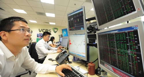 Chứng khoán chiều 18/10: Áp lực bán mạnh khiến nhiều CP chìm trong sắc đỏ